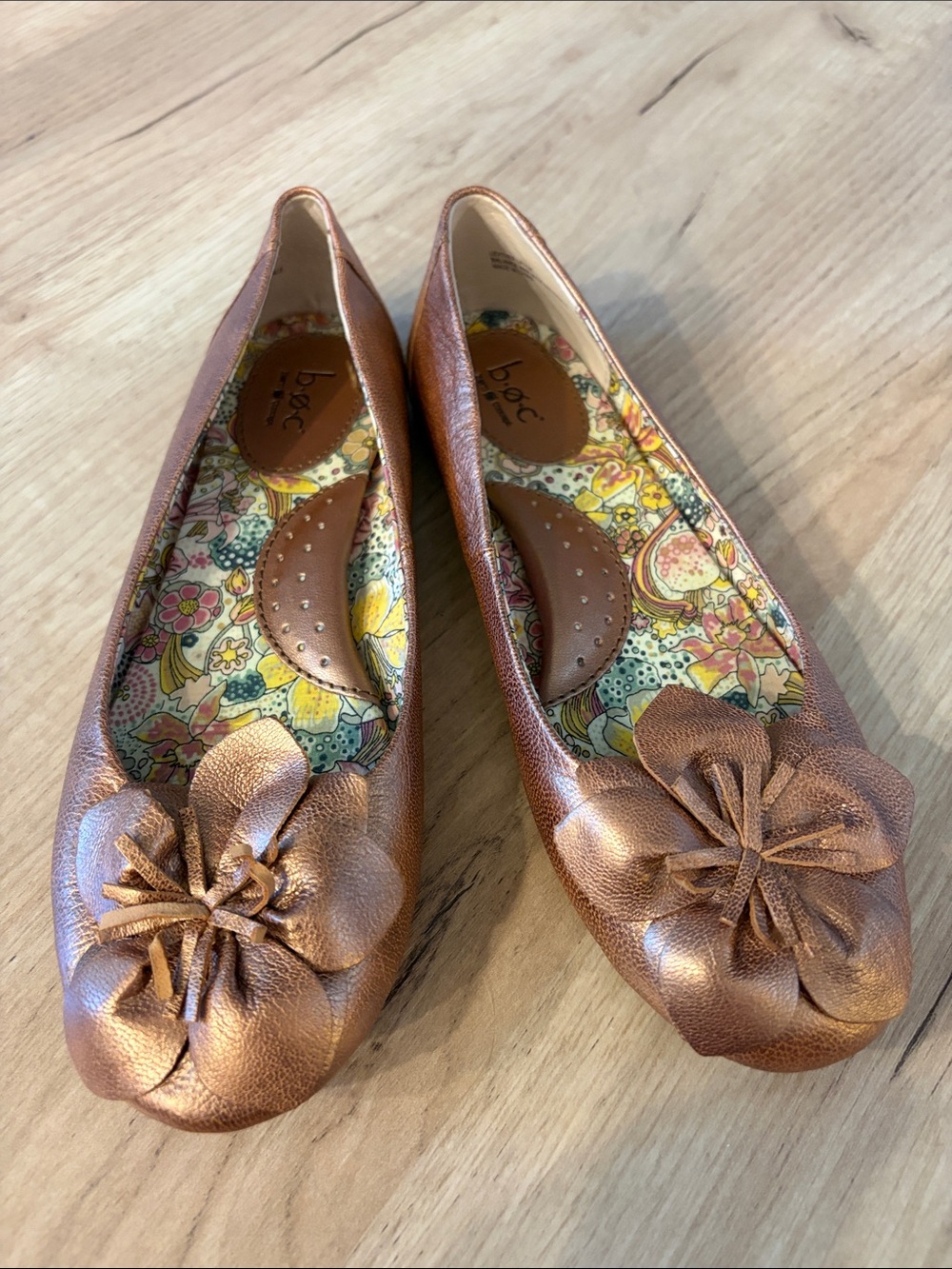 B.O.C BORN CONCEPT BROZE METALLIC LEATHER FLOWER BALLET FLATS SIZE 7